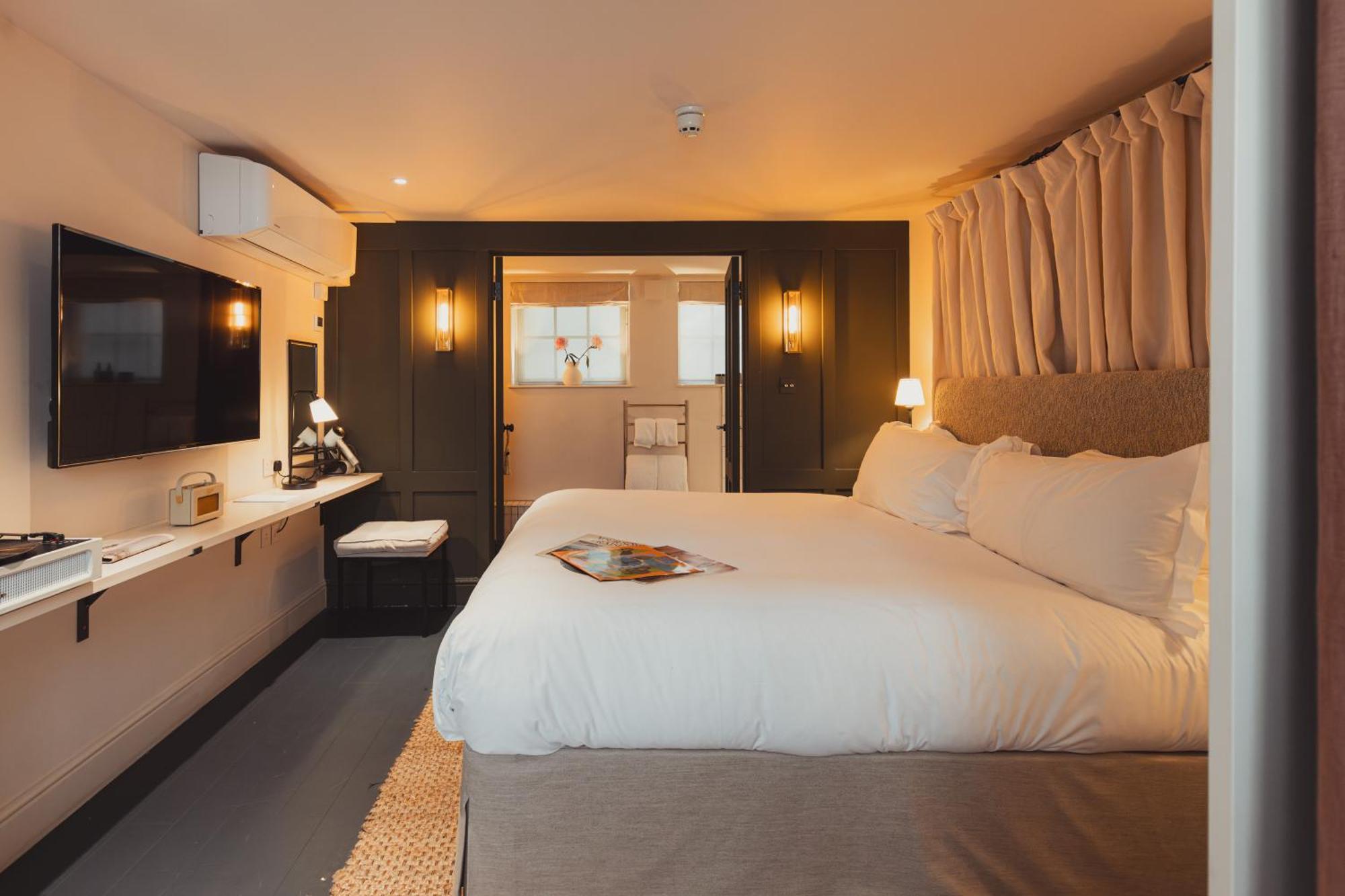 No 15 By Guesthouse, Bath Ngoại thất bức ảnh A bedroom on board