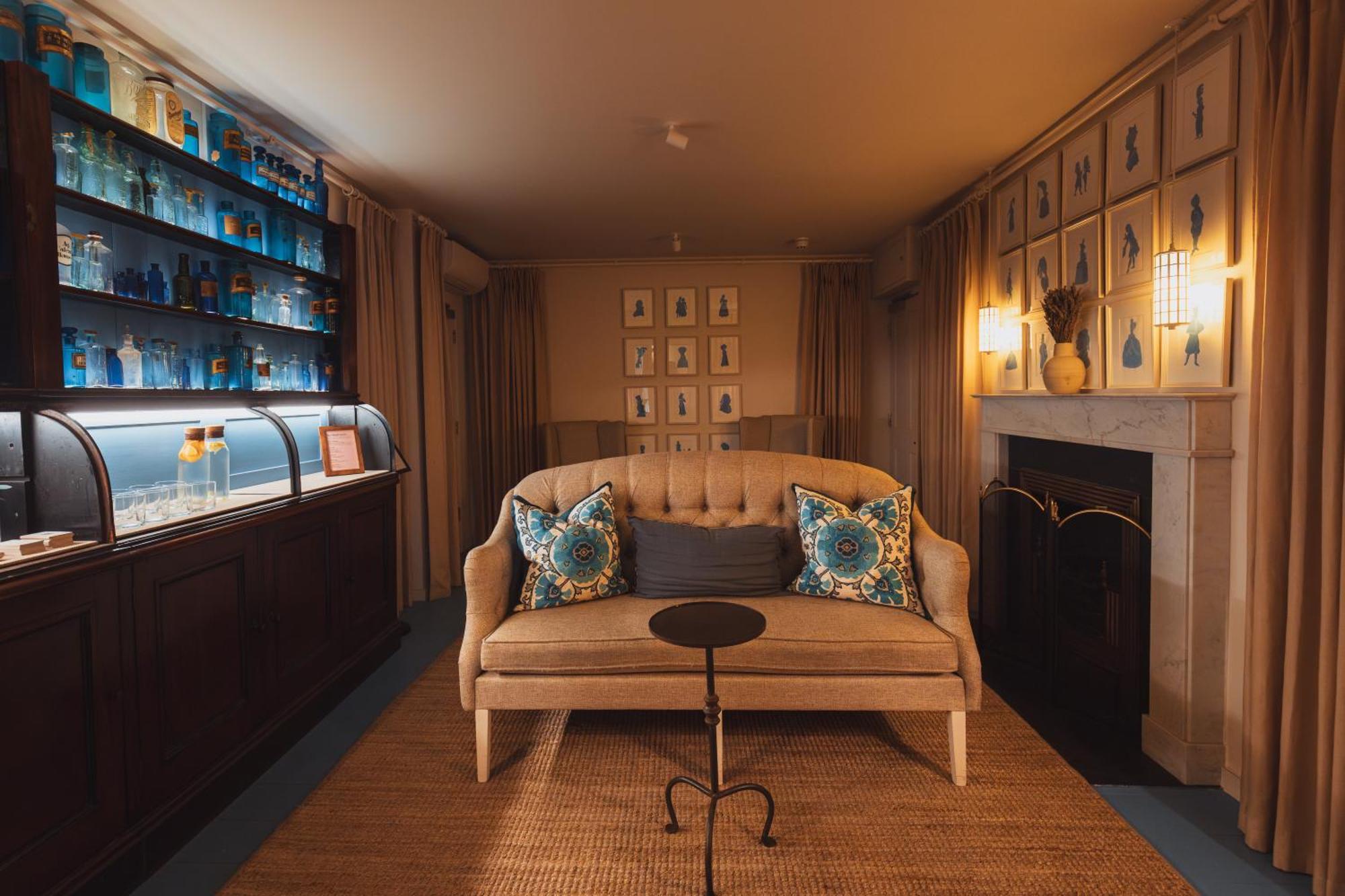 No 15 By Guesthouse, Bath Ngoại thất bức ảnh The bar at the 2019 edition of the London Design Festival