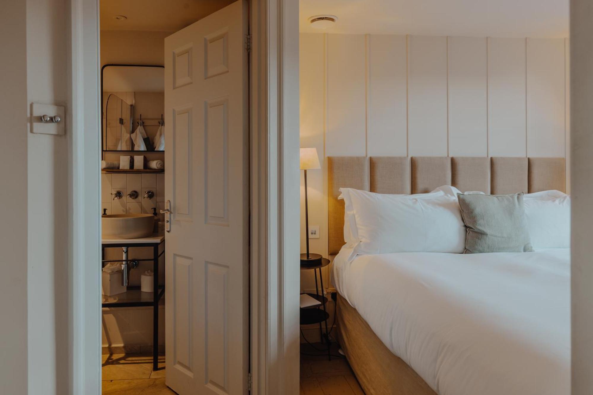 No 15 By Guesthouse, Bath Ngoại thất bức ảnh A bedroom at The Swan